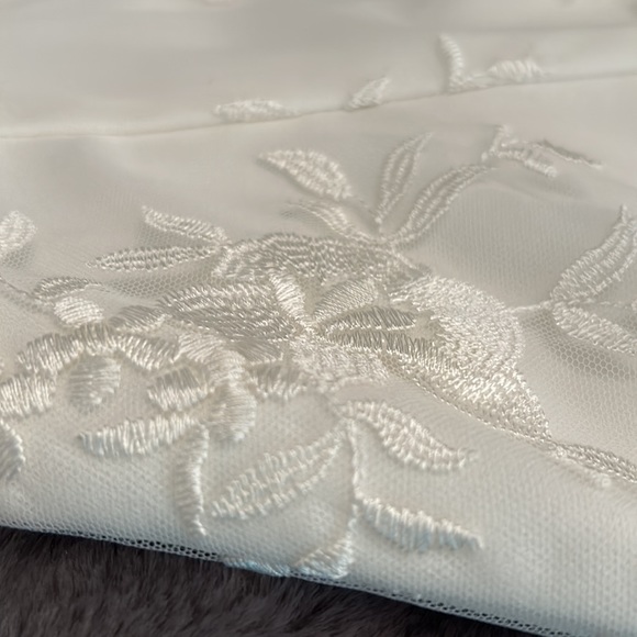 Minuet lace bridal/ or party dress - Picture 11 of 14